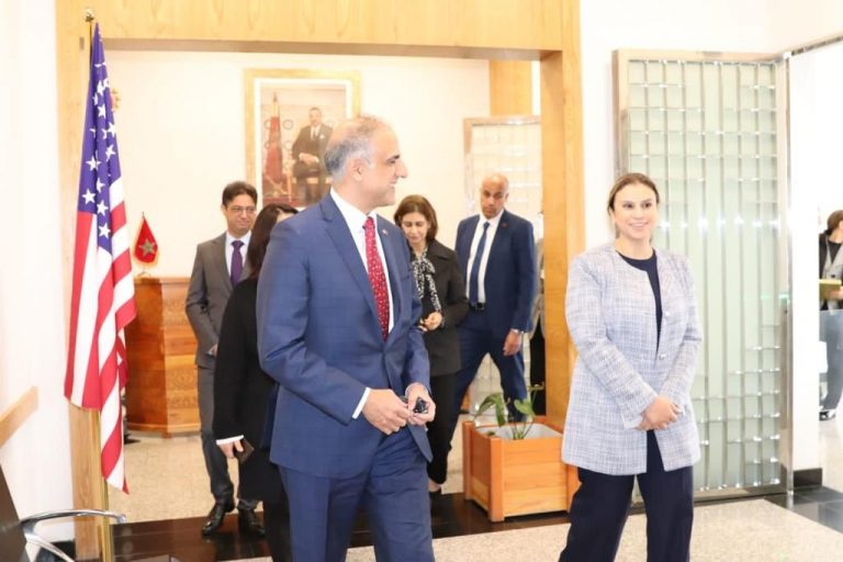 وفد دبلوماسي أمريكي يزور المختبر الوطني للشرطة العلمية والتقنية بالبيضاء