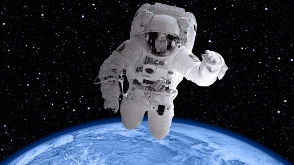 يرتدون حفاضات ولا يستحمون.. ما لاتعرفونه عن رواد الفضاء