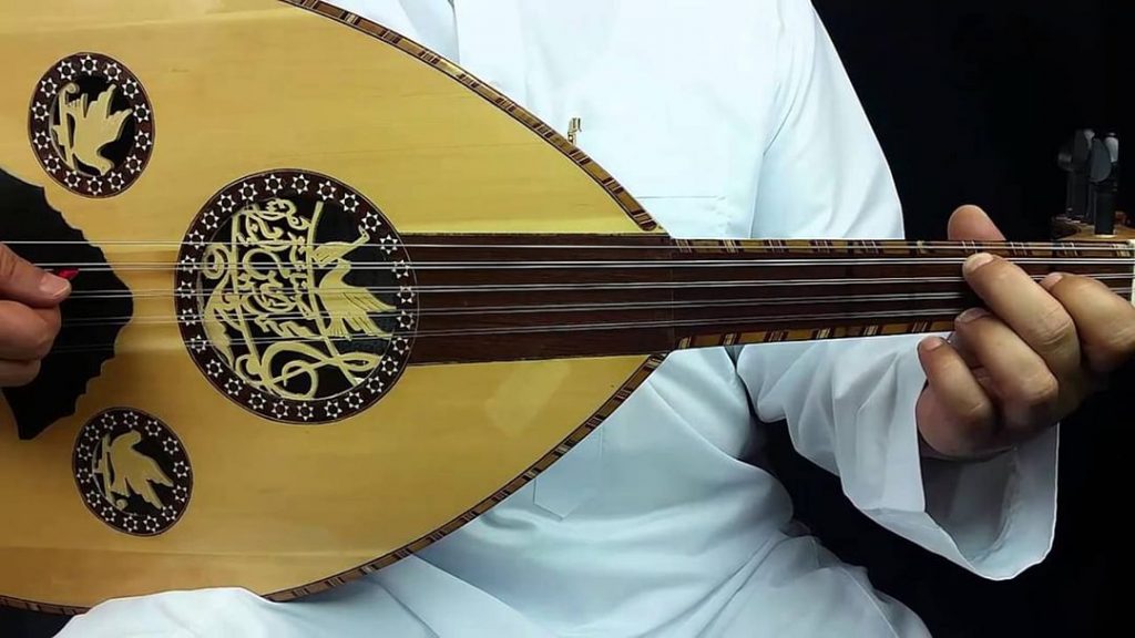 في بث مباشر.. فنان عماني يحرق آلة العود ويعلن توبته