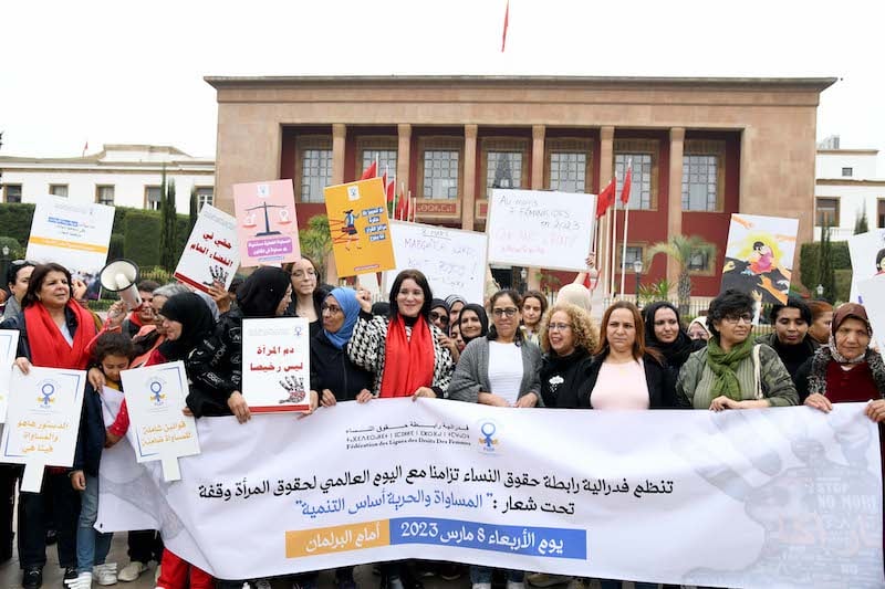في وقفة أمام البرلمان...مغربيات يطالبن بالإنصاف