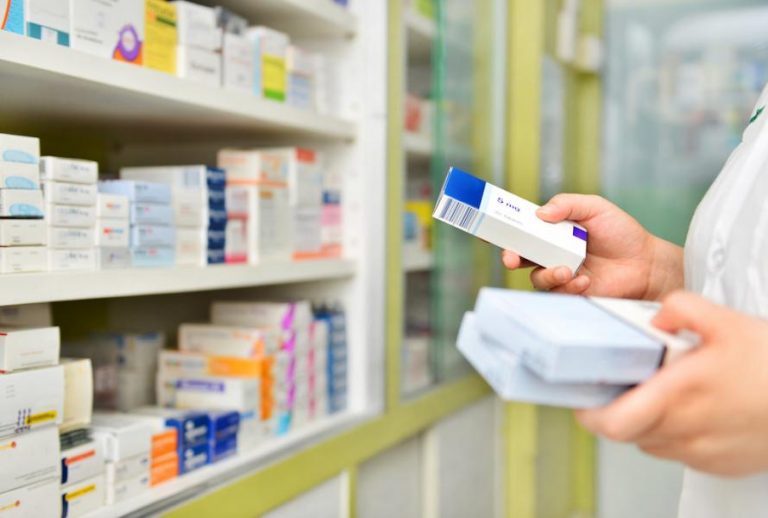 الحكومة تبسط تراخيص إحداث وفتح الصيدليات والمؤسسات الصيدلية