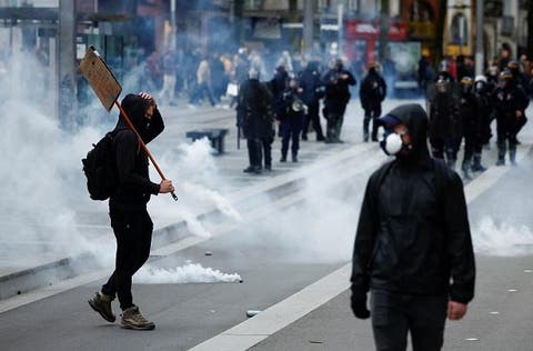 احتجاجا على قانون التقاعد.. الفرنسيون ينزلون من جديد إلى الشارع