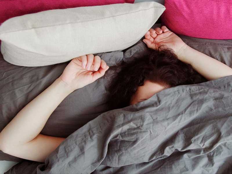 أمضت حياتها تكافح لتبقى مستيقظة.. قصة بريطانية تنام 22 ساعة في اليوم