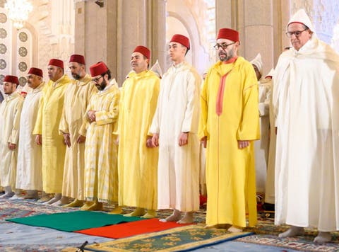 الملك يؤدي صلاة عيد الفطر  بالمسجد المحمدي بمدينة الدار البيضاء
