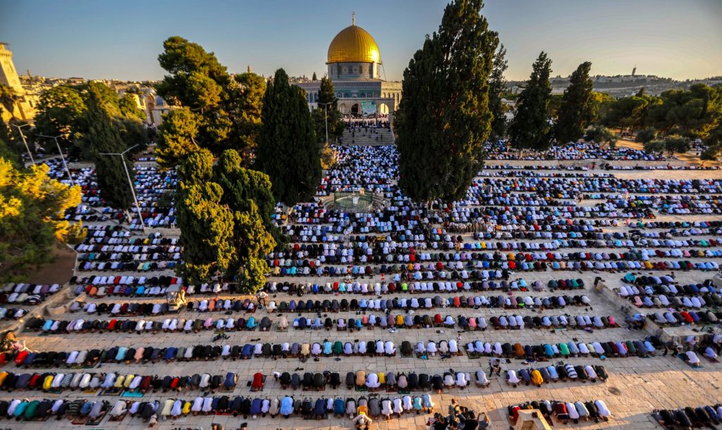 120 ألفا يؤدون صلاة عيد الفطر بالمسجد الأقصى