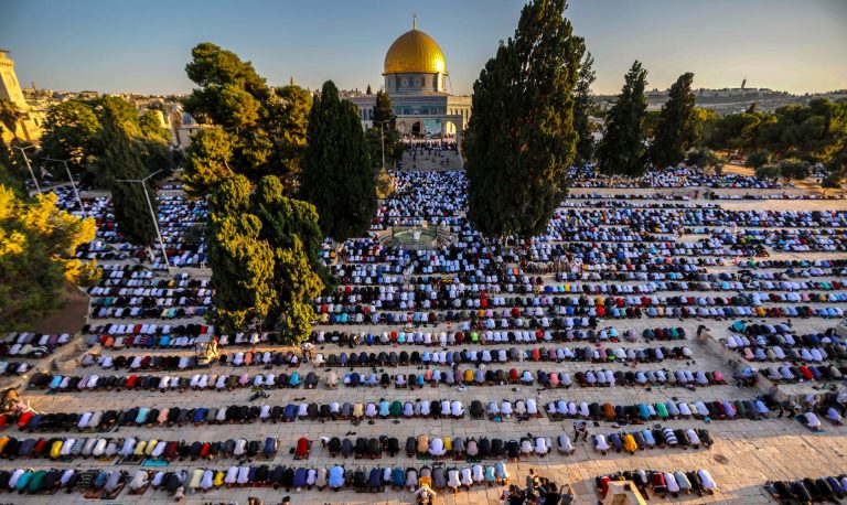 120 ألفا يؤدون صلاة عيد الفطر بالمسجد الأقصى