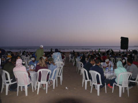 شواطئ البيضاء تغري الشباب و الأسر للإفطار الرمضاني رغم بعض الانفلاتات