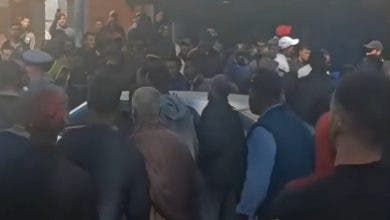 Photo of الحسيمة ..مواطنون يطردون باعة من سوق اساكن بسبب غلاء الأسعار
