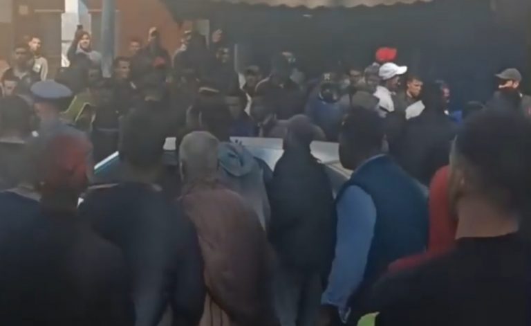 الحسيمة ..مواطنون يطردون باعة من سوق اساكن بسبب غلاء الأسعار