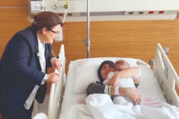 بعد 54 يوما من الزلزال.. لم شمل أم تركية بطفلتها 