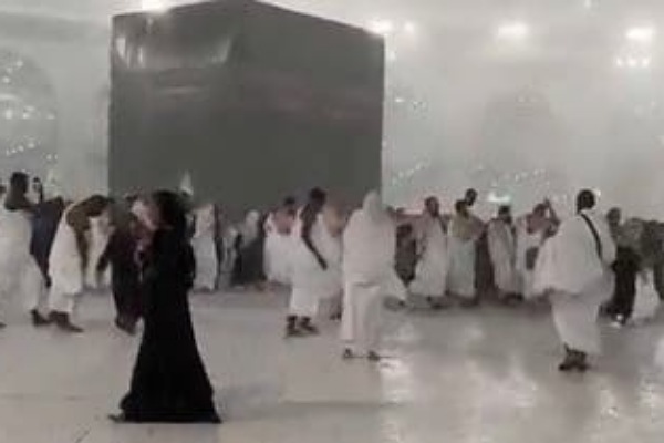 مشاهد تخطف القلوب.. معتمرون تحت المطر بالمسجد الحرام