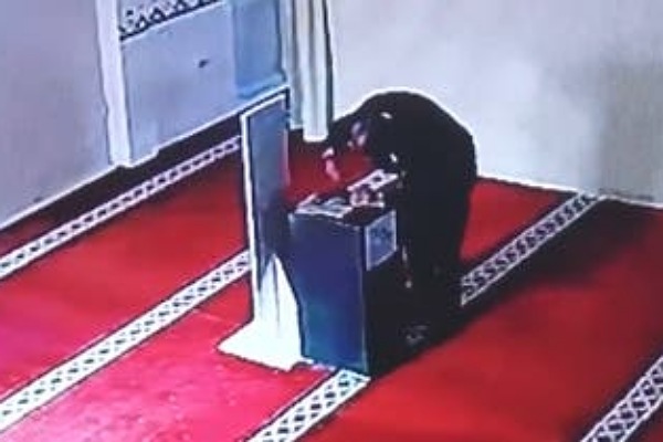 سرق أموال التبرعات ثم تظاهر بالصلاة.. الكاميرا تفضح لصا بالمسجد