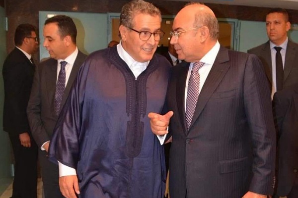 غياث عن طريقة صلاة أخنوش: الأمر يتعلق بمشكل بسيط في الركبة