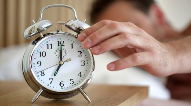 شبح الساعة الإضافية يعود من جديد ليُربك نوم الصغار قبل الكبار