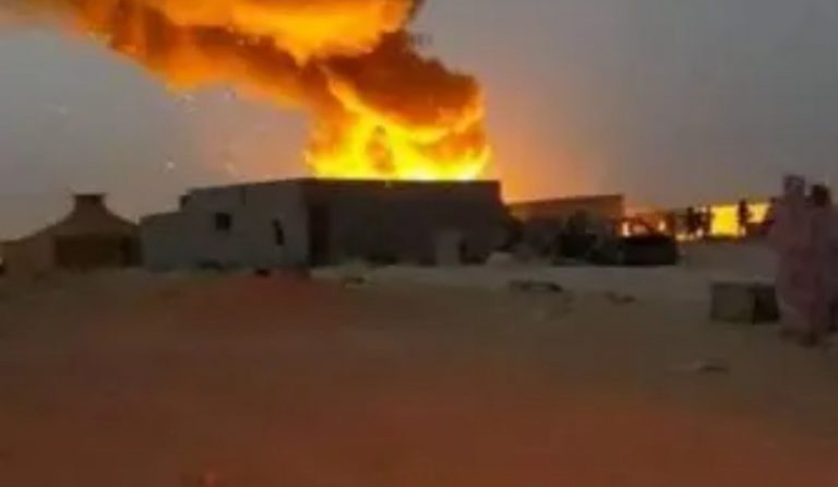غضب عارم بمخيمات تندوف ..حرق واقتحام لمقرات جبهة البوليساريو الانفصالية