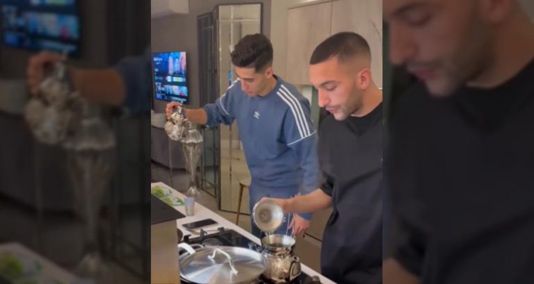 فيديو طريف.. زياش وأكرد يتنافسان على تحضير "الشاي المغربي"