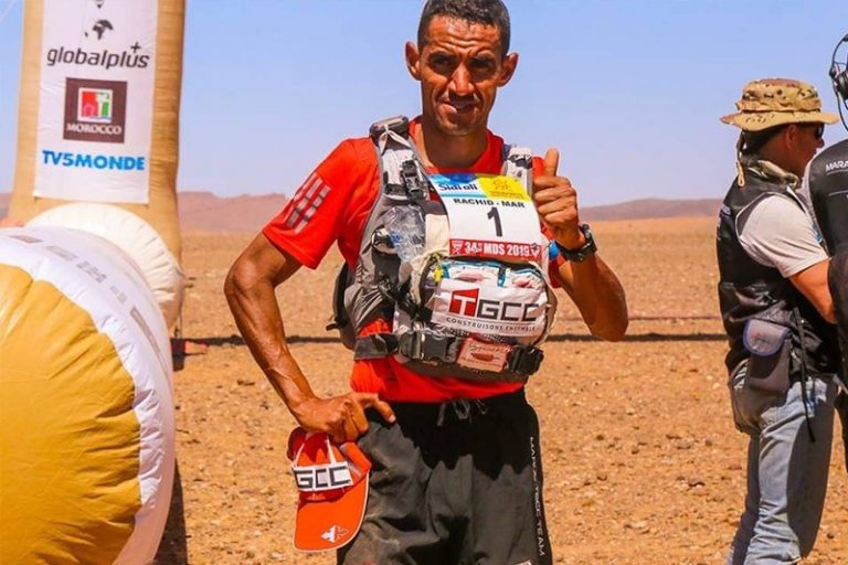ماراطون الرمال.. محمد المرابطي يفوز بالمرحلة الرابعة