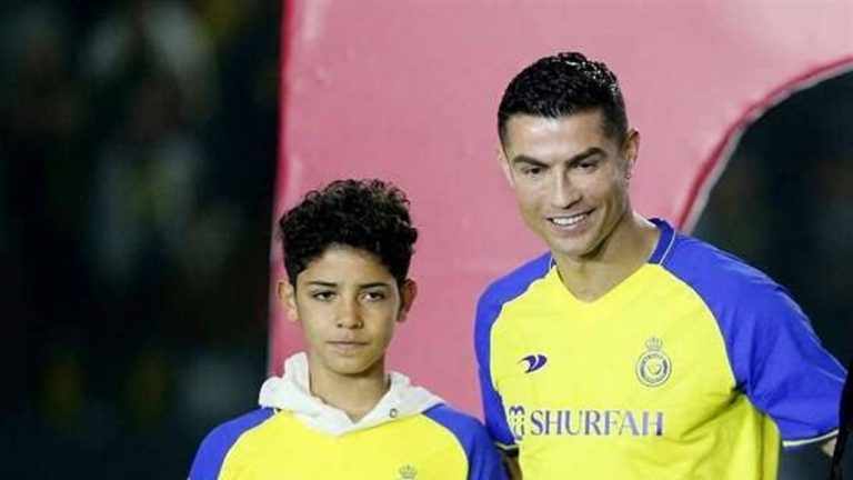 نجل كريستيانو يشعل مواقع التواصل الاجتماعي بعبارة "الحمد لله"