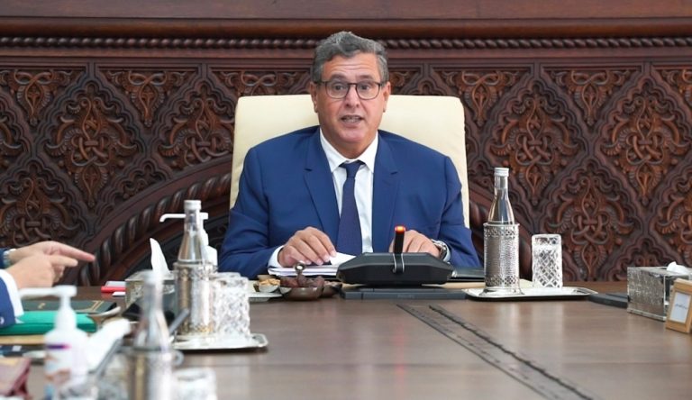 حكومة أخنوش تعتزم رفع الحد الأدنى للأجر في قطاعات الصناعة والتجارة والمهن الحرة بـ 5 % في شتنبر 2023