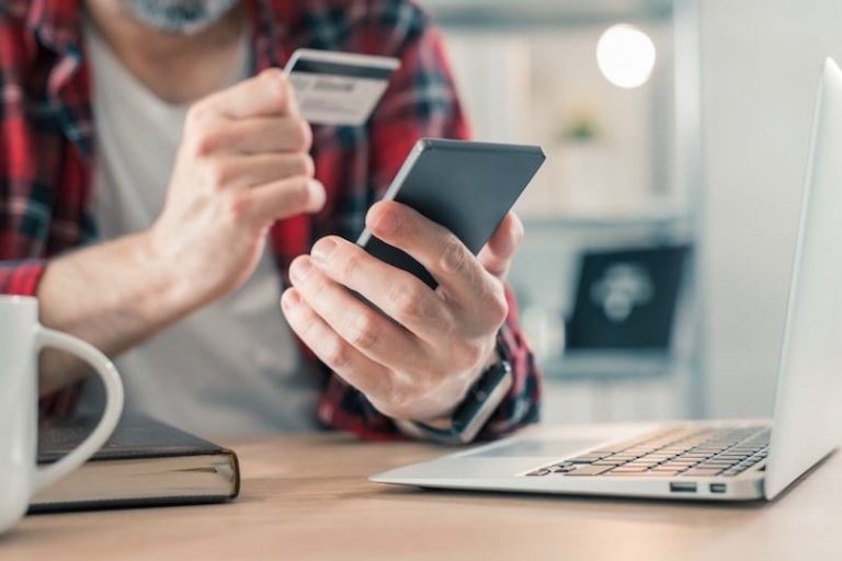 بعد بلاغ مجلس المنافسة .."حماية المستهلك" تطالب بإلغاء التكلفة الإضافية على خدمات الأداء عبر الأنترنت