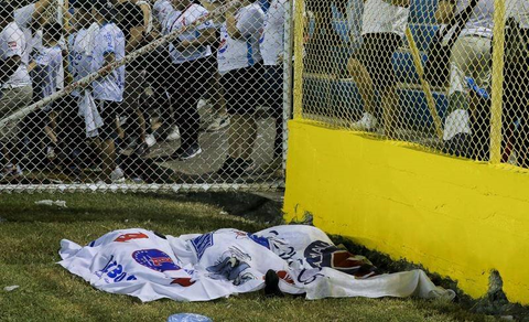 قتلى وجرحى إثر تدافع بملعب لكرة القدم في السلفادور