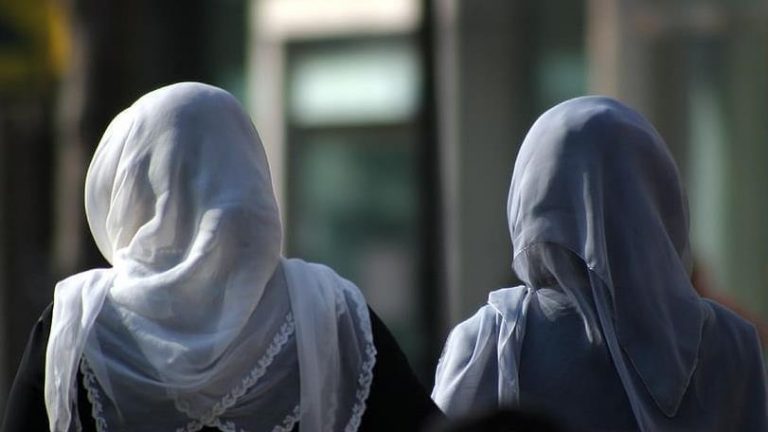 إسبانيا.. معهد يثير الجدل بعد قراره منع الحجاب عن التلميذات