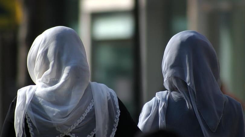 داعية تونسي: أقنعت زوجتي بخلع الحجاب لأنه ليس فرضا