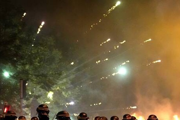 فرنسا.. توقيف 150 شخصا إثر أعمال عنف وماكرون يدعو الحكومة لاجتماع عاجل