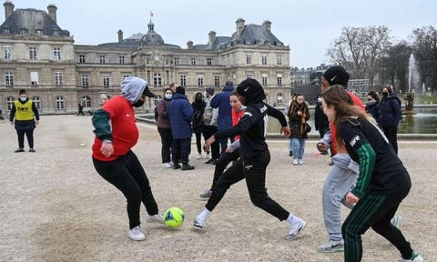 مجلس الدولة الفرنسي يؤيد حظرا على ارتداء لاعبات كرة القدم للحجاب