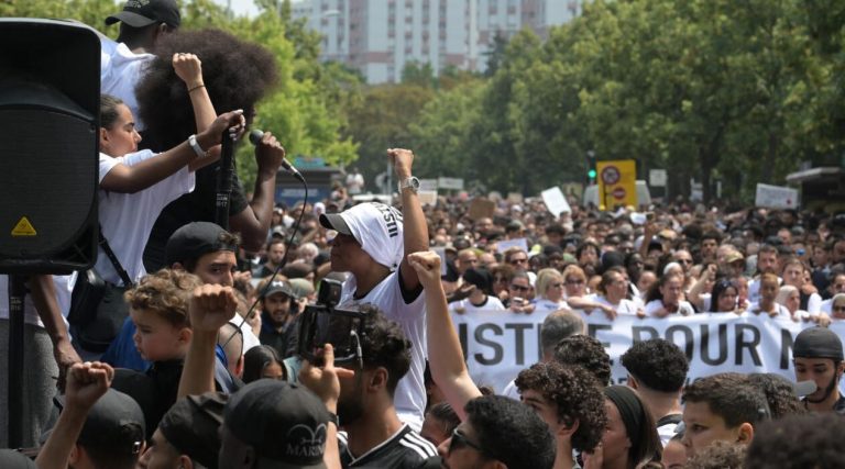 "العدالة لنائل وأداما" ..عنف الشرطة يعود مجددا في مواجهة متظاهرين بشوارع فرنسا
