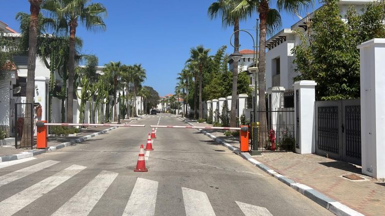 رخصت له جماعة طنجة لمرتين.. قرار إزالة حاجز حديدي بمجمع سكني يثير جدلا بين الجماعة والولاية