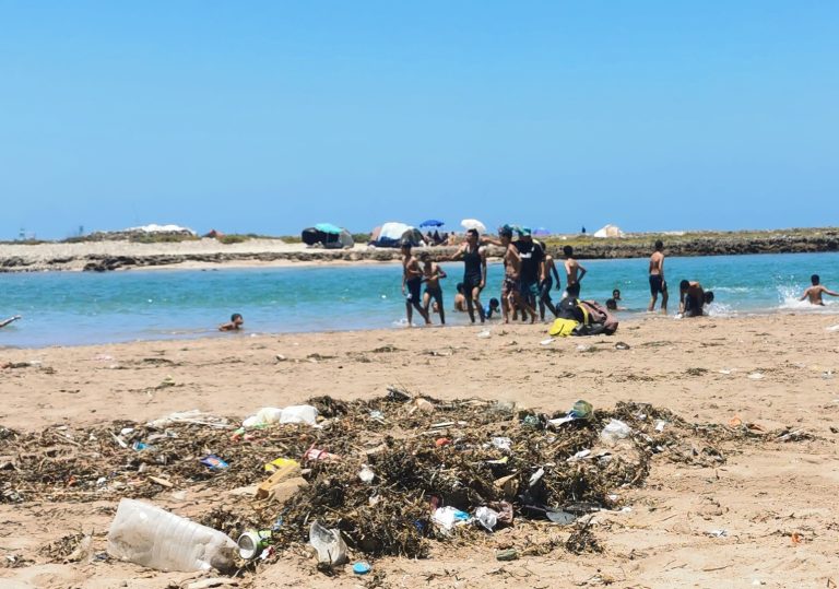شواطئ المحمدية تستقبل المصطافين و الزوار ب"الأزبال" و الروائح النتنة