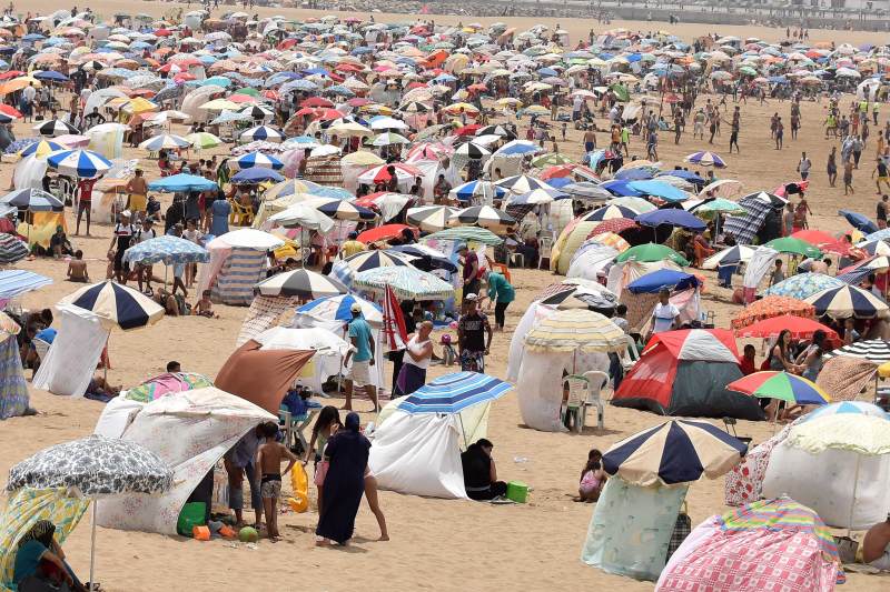 رغم عدم صلاحيتها للسباحة.. إقبال قياسي على شواطئ البيضاء في غياب البدائل