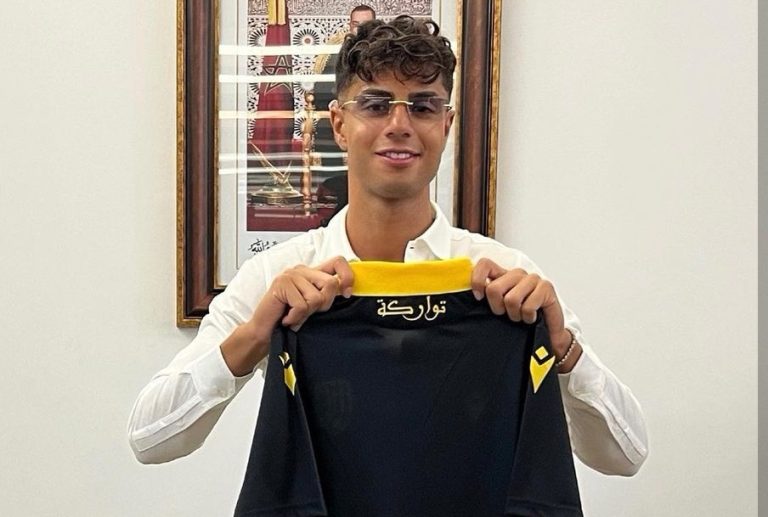لاعب ميلان السابق يوقع لاتحاد تواركة و يقول: "الله يبارك فعمر سيدي"