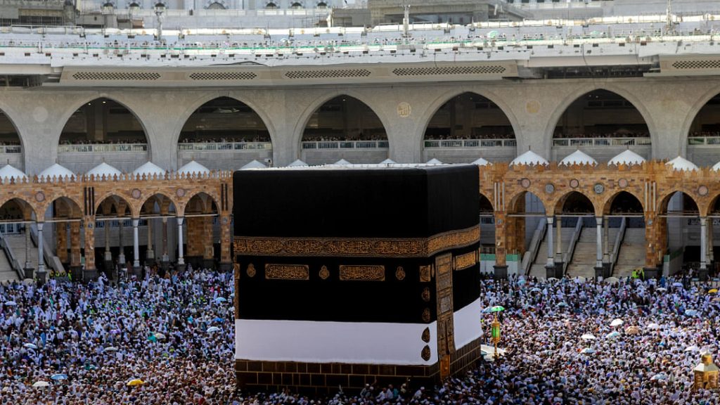 السعودية تبدأ بإصدار التأشيرات الإلكترونية للعمرة