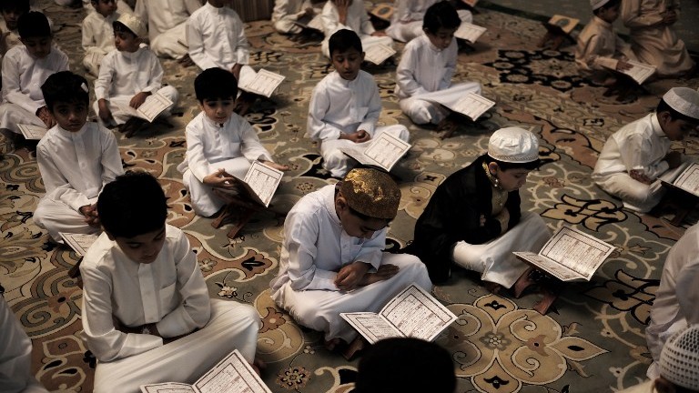 استطلاع : ثلثا الشباب العربي يرون الدين جوهر هويتهم