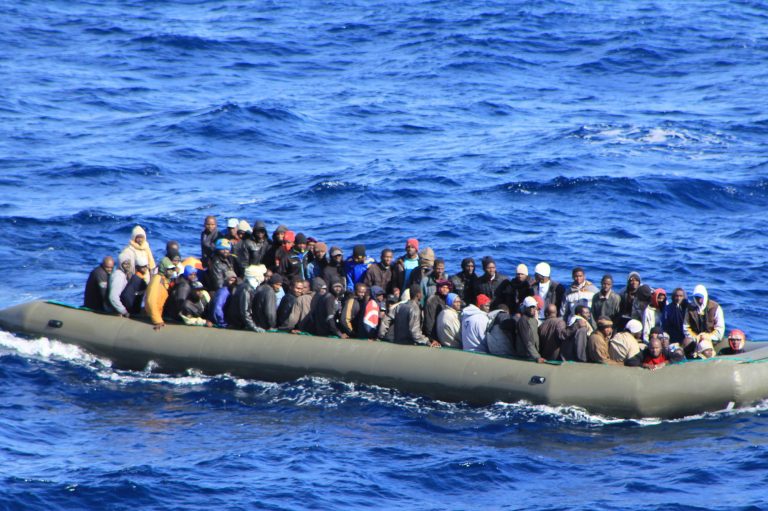 البحرية الملكية تنقذ 56 مرشحا للهجرة غير الشرعية من الغرق