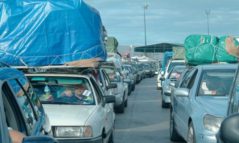 الحرارة المفرطة تطيل مقام الآلاف من مغاربة المهجر بوطنهم الأم