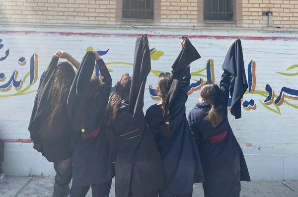 يحدث في إيران.. إلزام كل من تنزع حجابها بالذهاب كل أسبوع للعلاج النفسي