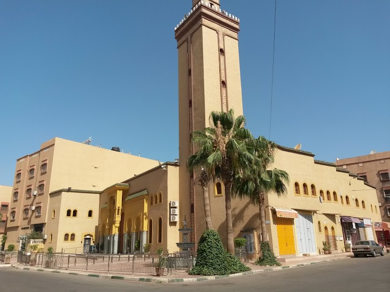 اولاد التايمة : مواطن هولندي يعتنق الاسلام بأحد مساجد المدينة
