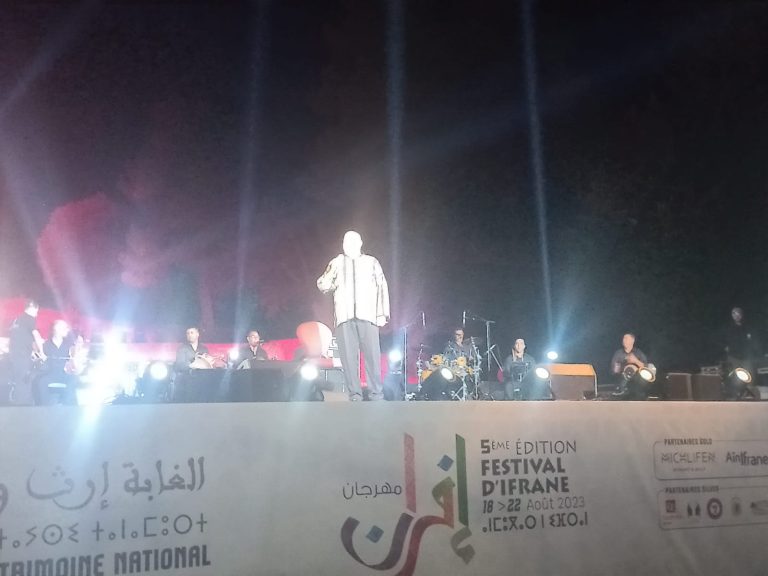 في حفل استثنائي.. الفنان حجيب يضيء سماء ساحة التاج بإفران