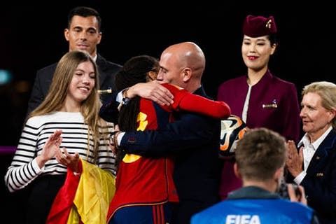 سانشيز عن واقعة تقبيل لاعبة المنتخب الإسباني: “الاعتذار غير كاف”