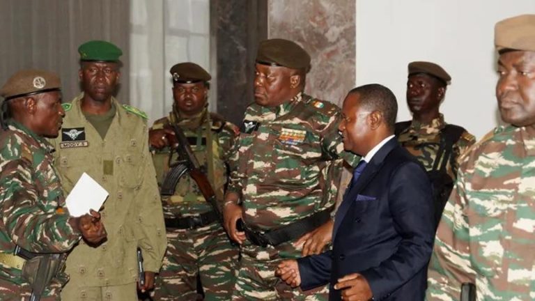 النيجر ..المجلس العسكري يهدد السفير الفرنسي بـاستخدام "القوة"