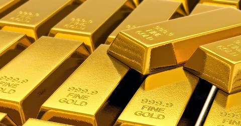 أسعار الذهب ترتفع بسبع دولارات مع تراجع العملة الأميركية