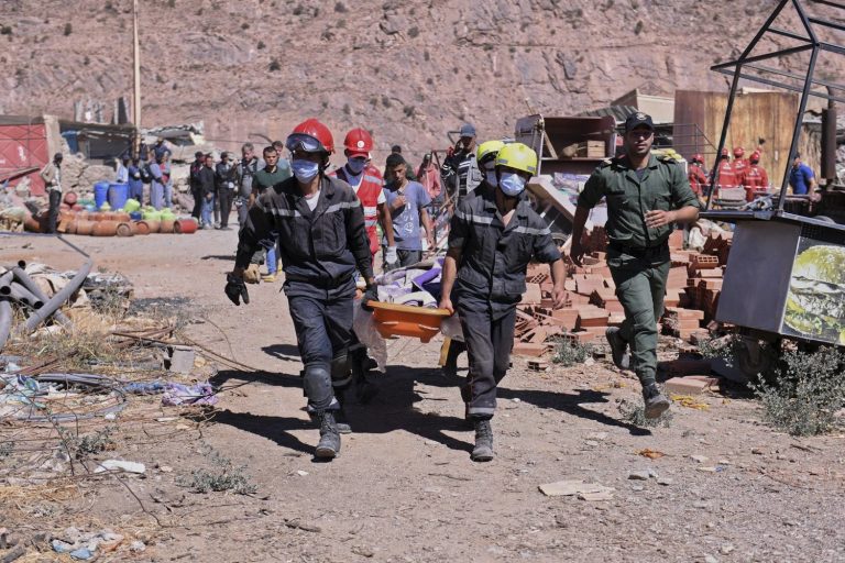 أعضاء و موظفو المحكمة الدستورية يتبرعون براتب شهر لصندوق ضحايا الزلزال