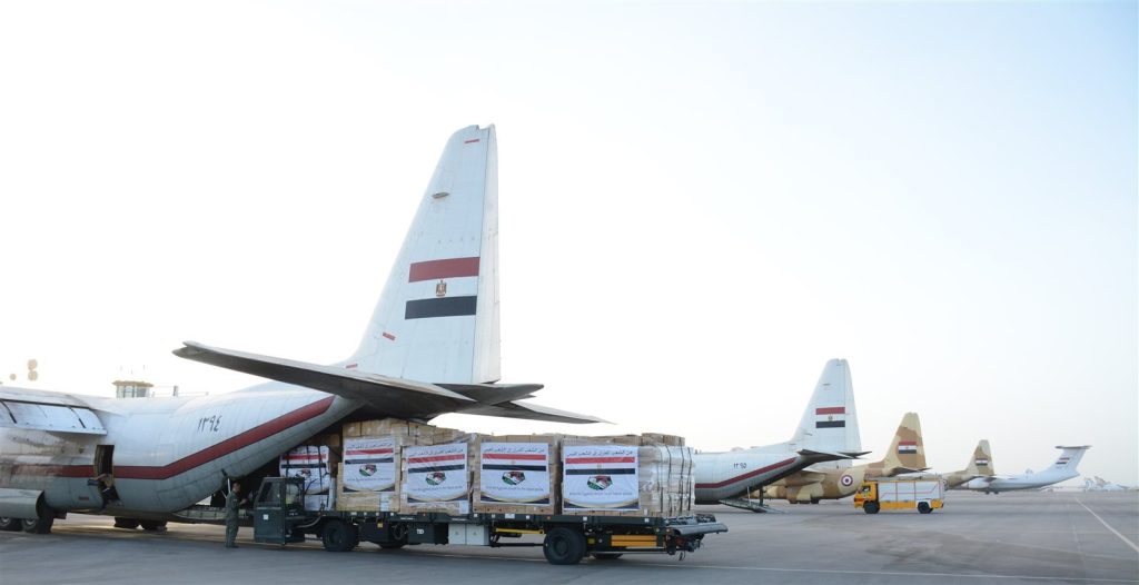 مصر.. السيسي يتفقد طائرات معدات الدعم المتجهة إلى ليبيا والمغرب