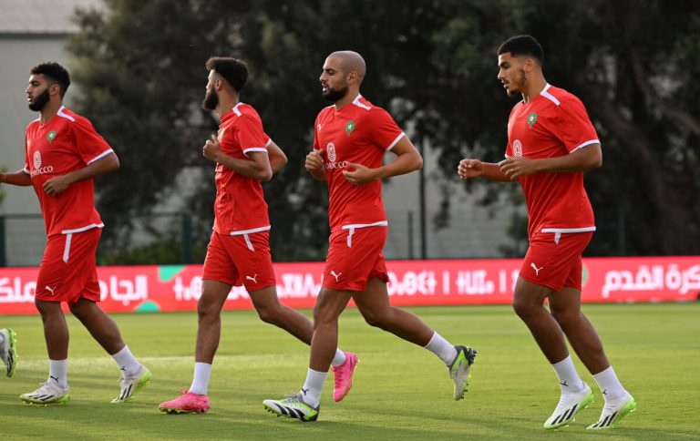 إقبال جماهيري كثيف على اقتناء تذاكر مباراة الأسود بأكادير