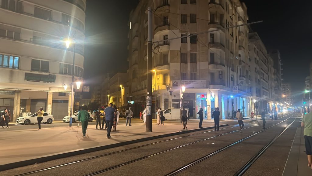 زلزال ..انباء عن 4 وفايات بمركز مولاي ابراهيم وندائات استغاتة هناك