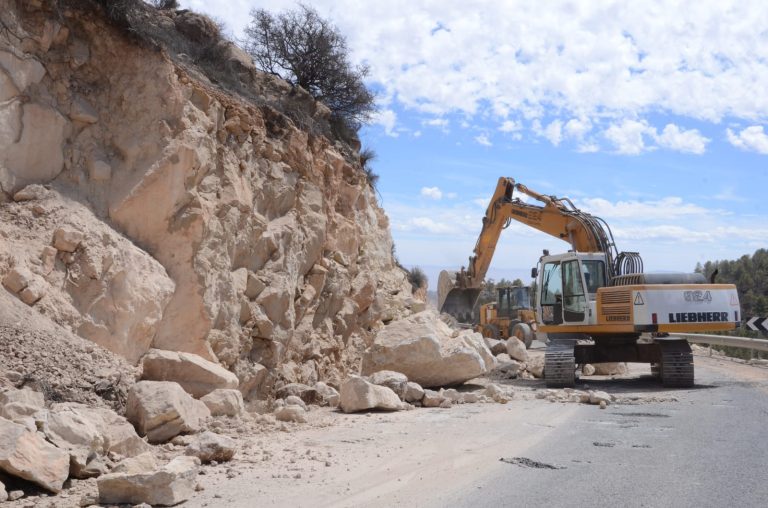 فتح الطريق المؤدية إلى "إيغيل" بؤرة الزلزال لتيسير تدفق الإمدادات