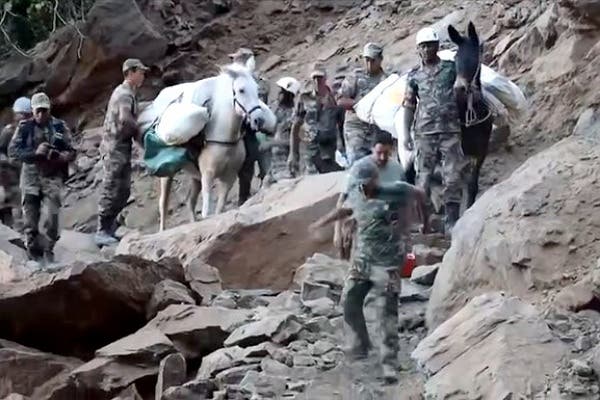 مستعينا ب”البغال” و”الأحصنة”.. الجيش يواصل توزيع المساعدات على المتضررين من الزلزال